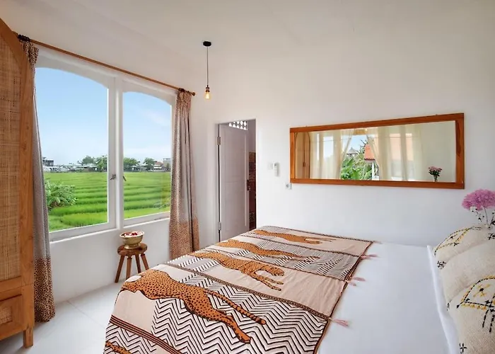 Villa Tropical Private With Ricefield View, Short Drive To Canggu (Bali)